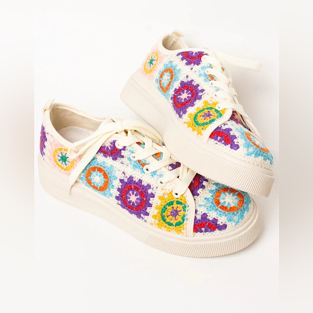 MATA WOMENS MULTI-COLOR CROCHET PATTERNED PLATFORM SNEAKERS SIZE 8 LIKE NEW